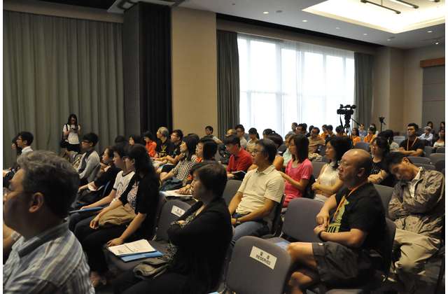 出席者專注聽講