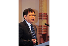 何志華教授(香港中文大學中文系系主任) 何志華教授(香港中文大學中文系系主任)