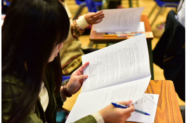 學生正在翻閱試卷。