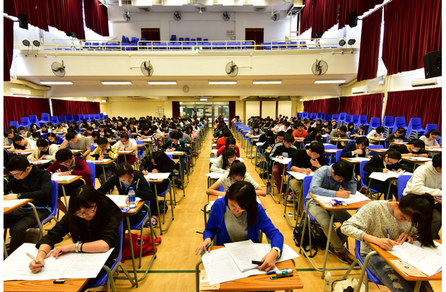 學生正聚精會神地作答。