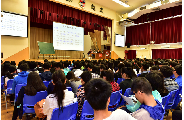 學生正專注地聆聽應試策略。