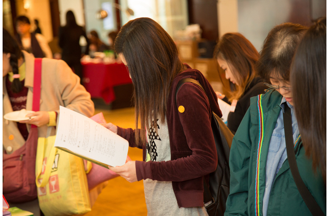 老師專注地翻閱啟思高中教材。