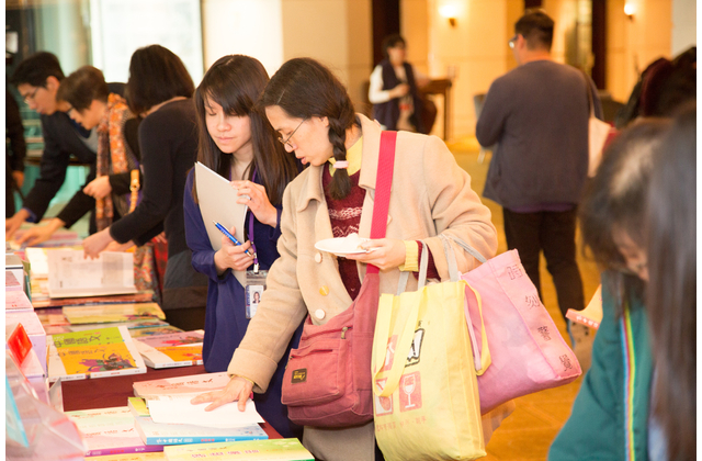 啟思同事向老師悉心講解教材。