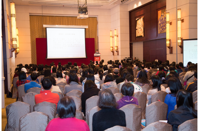 出席老師眾多，大家都聚精會神聽講。