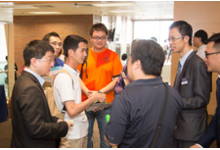 老師於會後跟講者及出版社代表熱烈討論 老師於會後跟講者及出版社代表熱烈討論