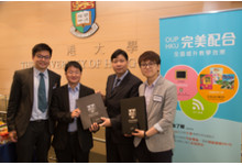 香港大學電子學習發展實驗室研發的iClass,加上牛津大學出版社的課本內容,可謂完美配合。圖為雙方致送紀念品。 香港大學電子學習發展實驗室研發的iClass,加上牛津大學出版社的課本內容,可謂完美配合。圖為雙方致送紀念品。