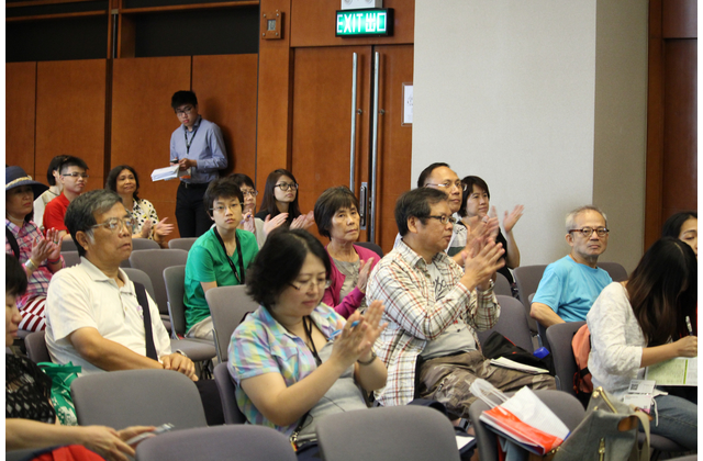 參加者對講者報以熱烈掌聲。