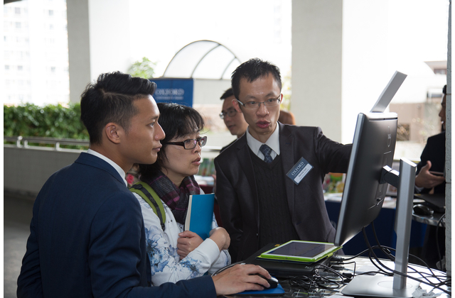 研討會前，市務部代表在互動演示攤位向老師展示iClass課件。